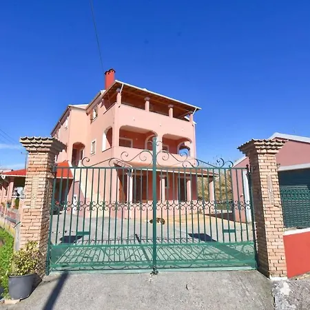 Διαμέρισμα Big New House Near The